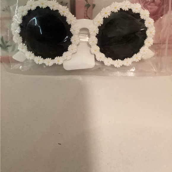 Other - Floral Round Sunglasses with Black Lenses